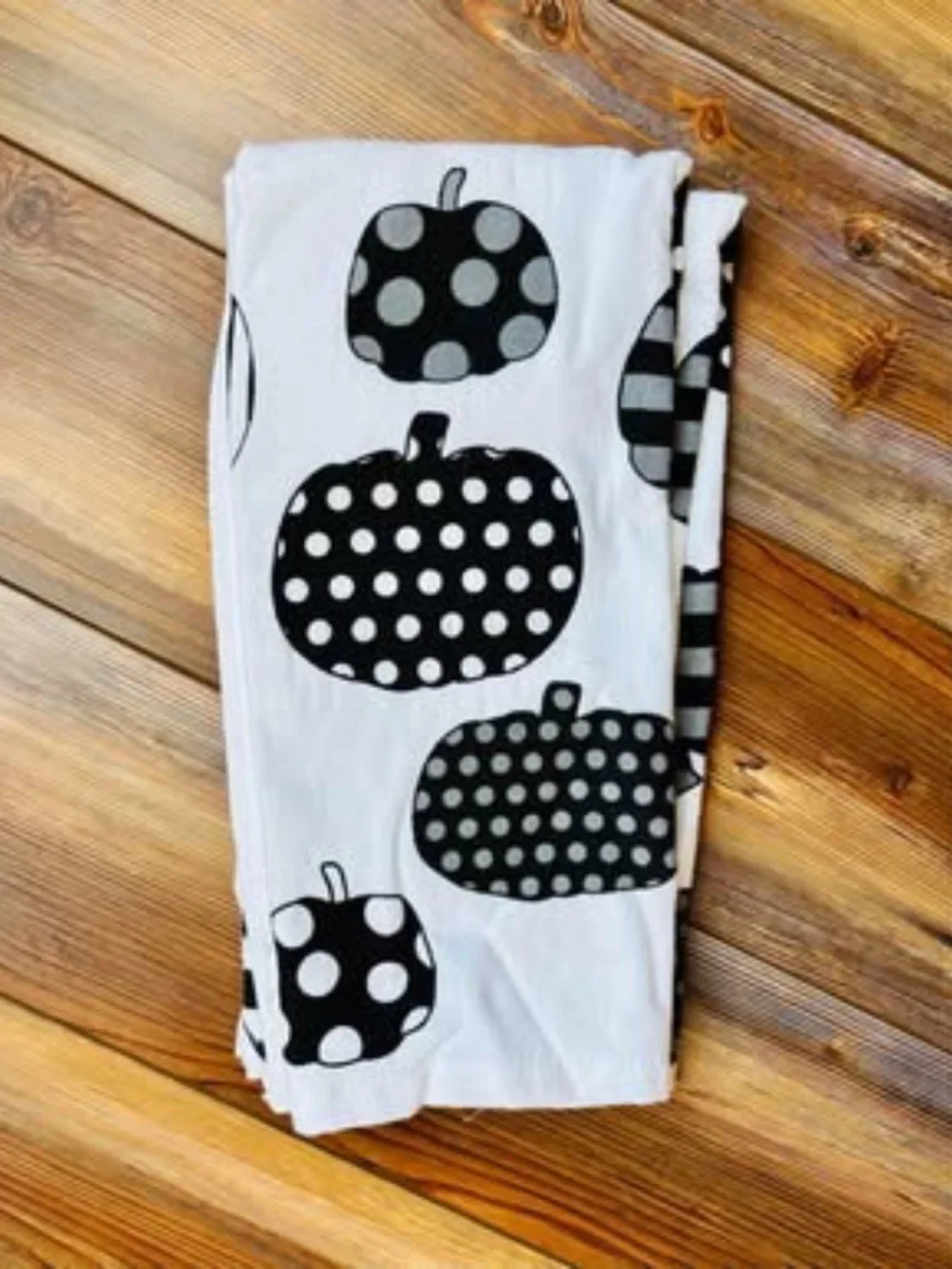 NEW Cynthia Rowley Kitchen Towels Black and White Pumpkins 2 Pack Fall Towels
